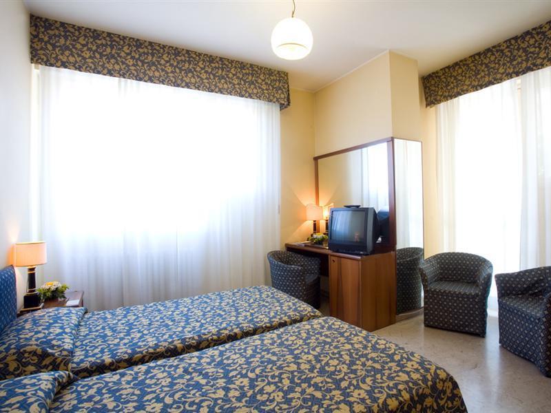 Hotel Savoy Pesaro Exterior photo