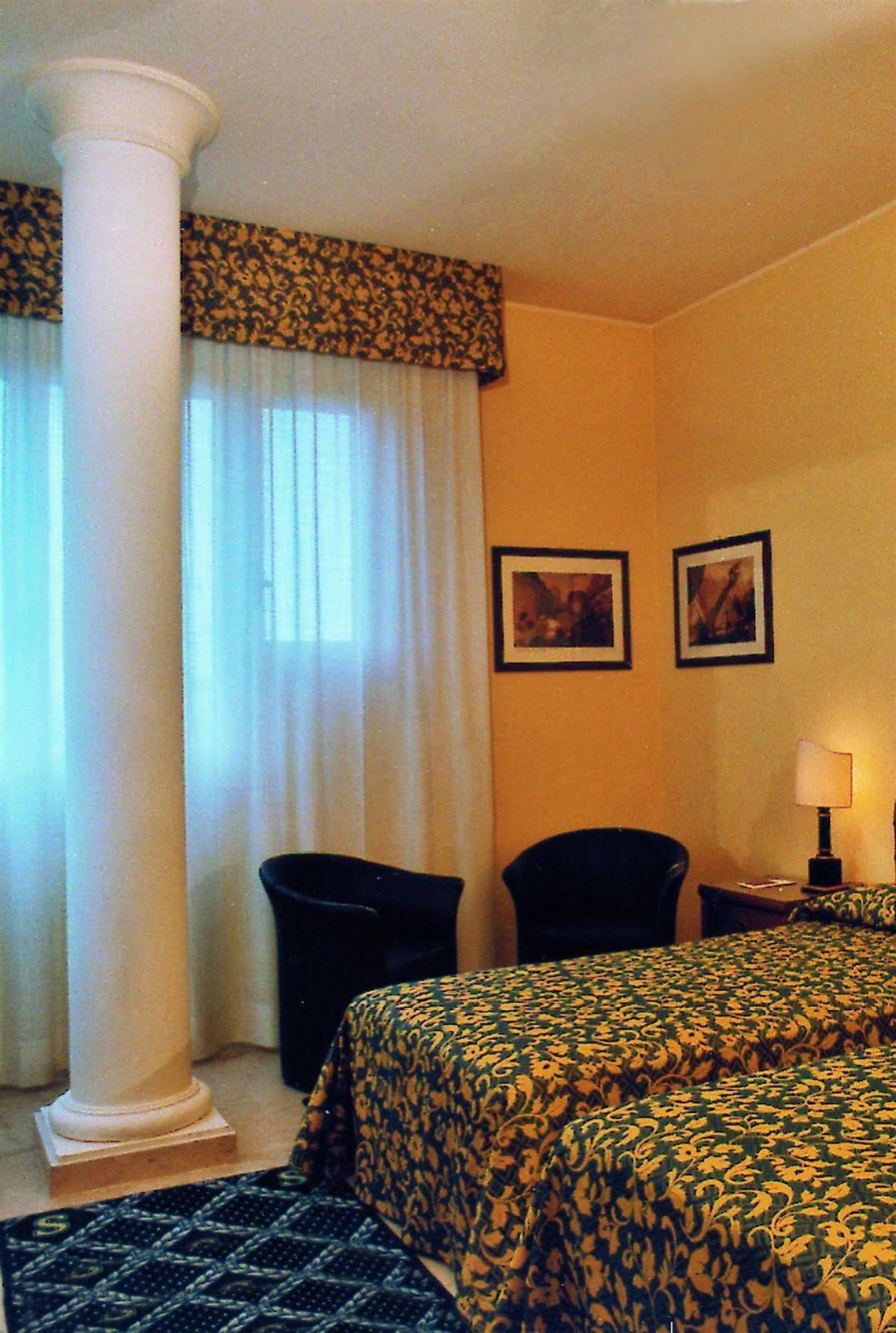Hotel Savoy Pesaro Room photo