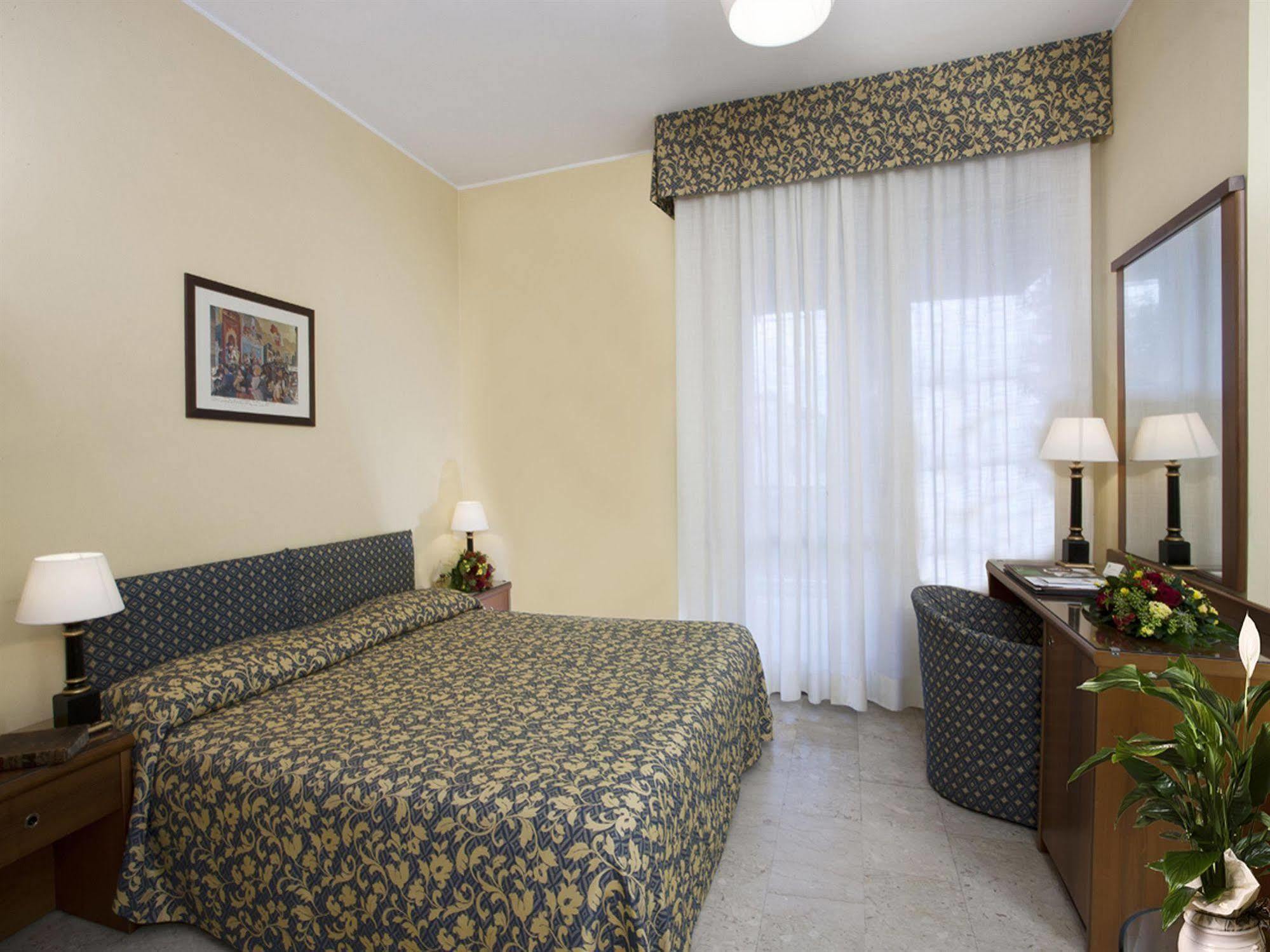 Hotel Savoy Pesaro Exterior photo